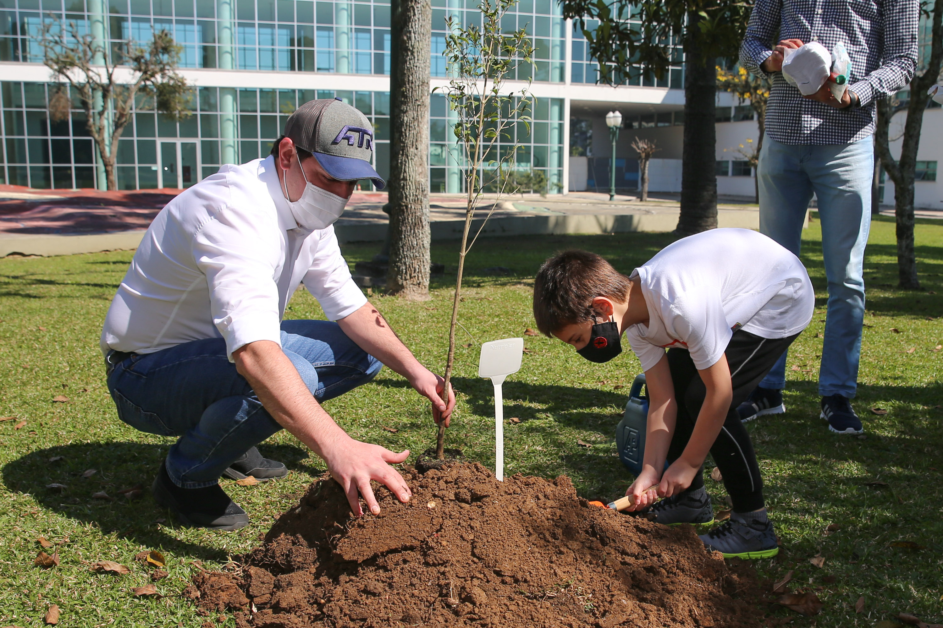 O Governador Carlos Massa Ratinho Junior participa nesta sexta-feira (28), da campanha Floresce Paraná, em comemoração ao Dia Nacional do Voluntariado. A ação é liderada pela primeira-dama do Estado e presidente do Conselho de Ação Solidária, Luciana Saito Massa. Acompanhados do secretário do Desenvolvimento Sustentável e do Turismo, Marcio Nunes. Curitiba, 28/08/2020. Foto: Geraldo Bubniak/AEN