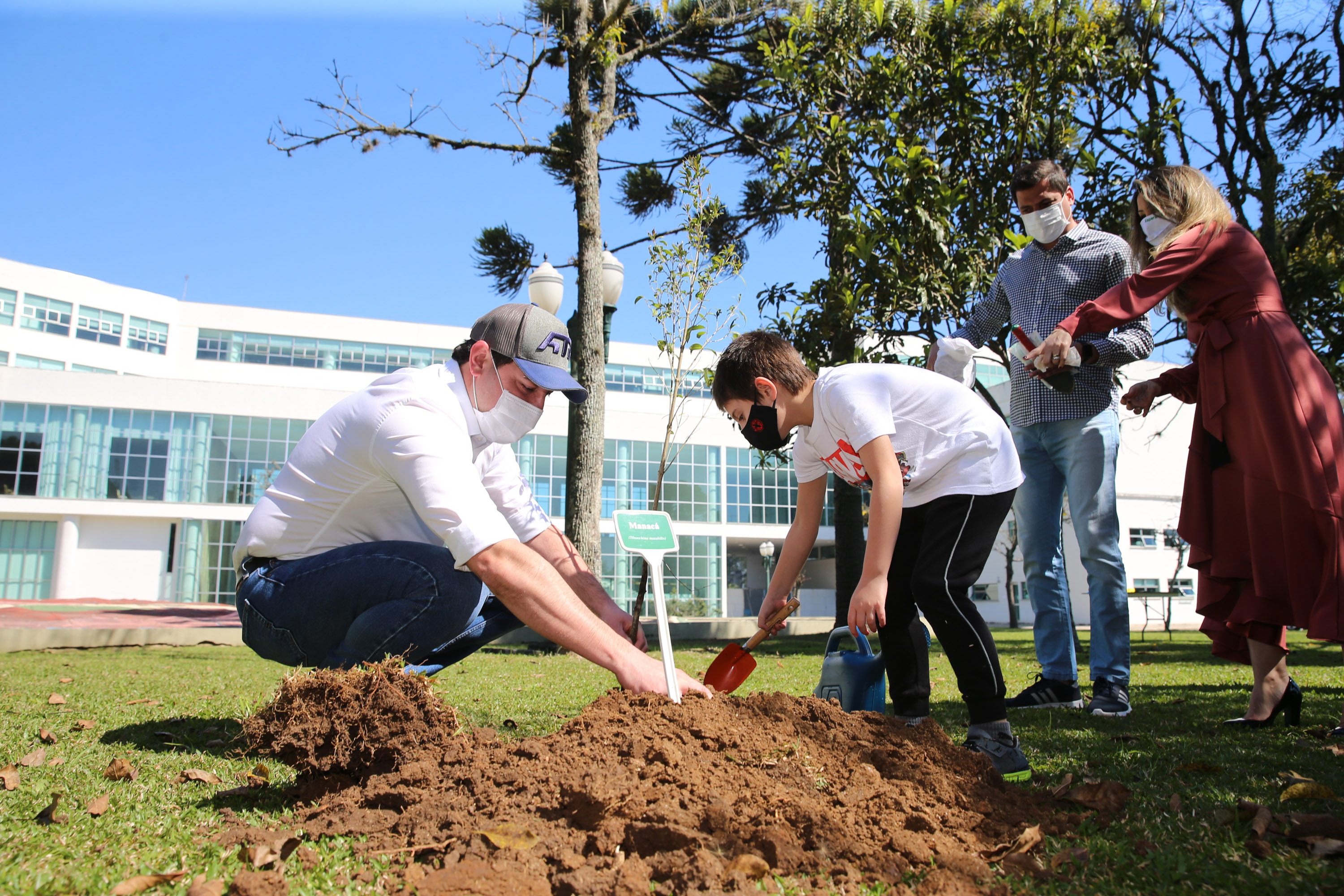 O Governador Carlos Massa Ratinho Junior participa nesta sexta-feira (28), da campanha Floresce Paraná, em comemoração ao Dia Nacional do Voluntariado. A ação é liderada pela primeira-dama do Estado e presidente do Conselho de Ação Solidária, Luciana Saito Massa. Acompanhados do secretário do Desenvolvimento Sustentável e do Turismo, Marcio Nunes. Curitiba, 28/08/2020. Foto: Geraldo Bubniak/AEN
