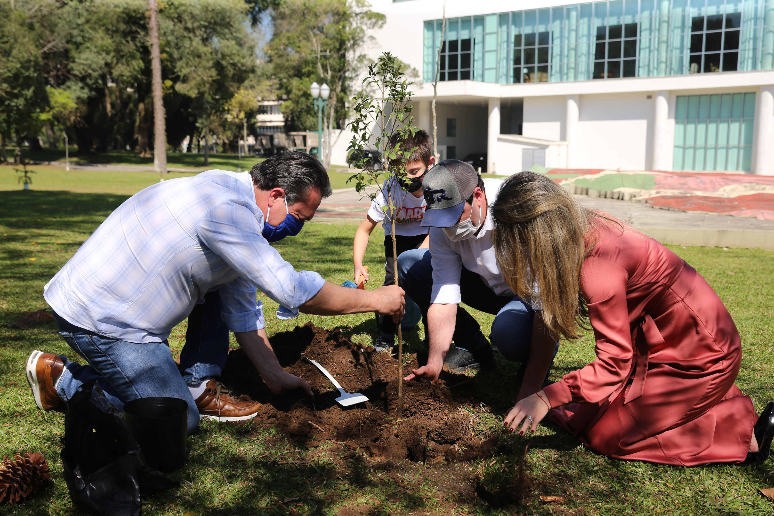 O Governador Carlos Massa Ratinho Junior participa nesta sexta-feira (28), da campanha Floresce Paraná, em comemoração ao Dia Nacional do Voluntariado. A ação é liderada pela primeira-dama do Estado e presidente do Conselho de Ação Solidária, Luciana Saito Massa. Acompanhados do secretário do Desenvolvimento Sustentável e do Turismo, Marcio Nunes. Curitiba, 28/08/2020. Foto: Geraldo Bubniak/AEN