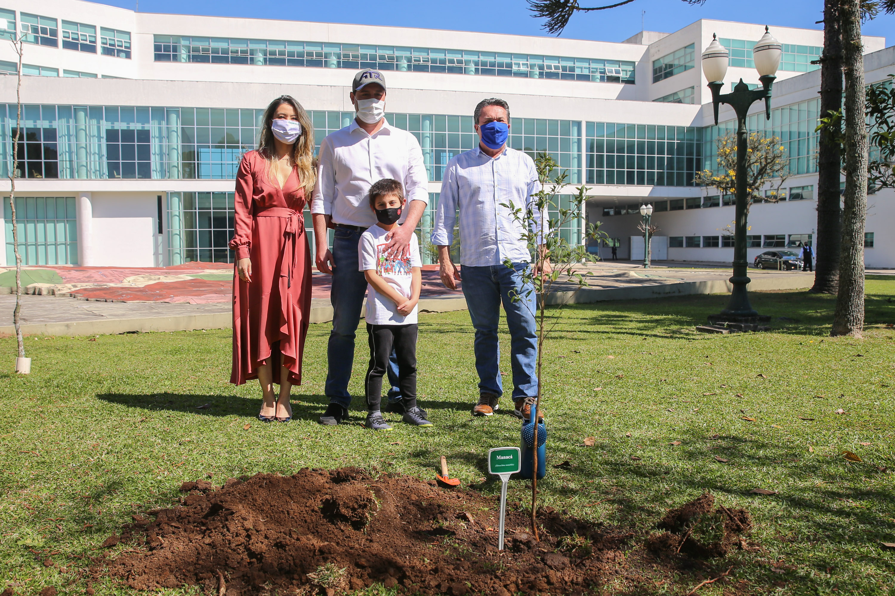 O Governador Carlos Massa Ratinho Junior participa nesta sexta-feira (28), da campanha Floresce Paraná, em comemoração ao Dia Nacional do Voluntariado. A ação é liderada pela primeira-dama do Estado e presidente do Conselho de Ação Solidária, Luciana Saito Massa. Acompanhados do secretário do Desenvolvimento Sustentável e do Turismo, Marcio Nunes. Curitiba, 28/08/2020. Foto: Geraldo Bubniak/AEN