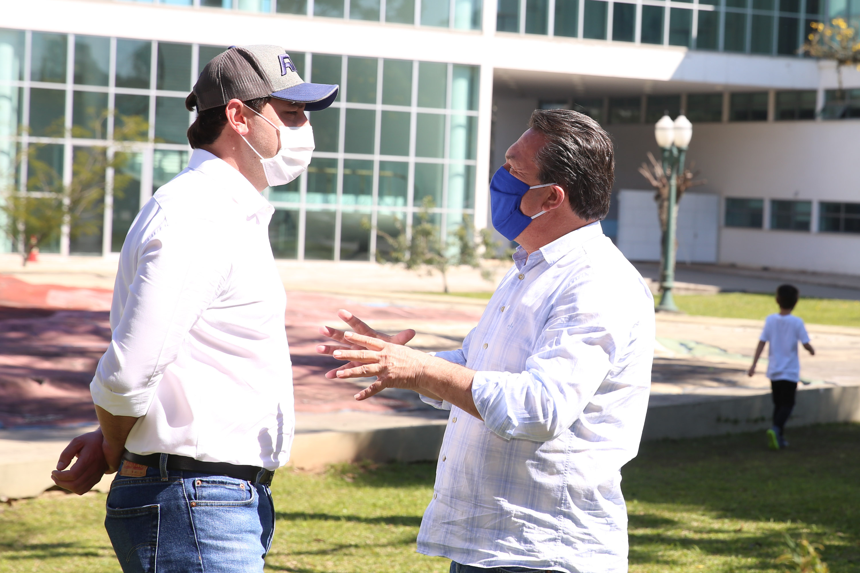 O Governador Carlos Massa Ratinho Junior participa nesta sexta-feira (28), da campanha Floresce Paraná, em comemoração ao Dia Nacional do Voluntariado. A ação é liderada pela primeira-dama do Estado e presidente do Conselho de Ação Solidária, Luciana Saito Massa. Acompanhados do secretário do Desenvolvimento Sustentável e do Turismo, Marcio Nunes. Curitiba, 28/08/2020. Foto: Geraldo Bubniak/AEN