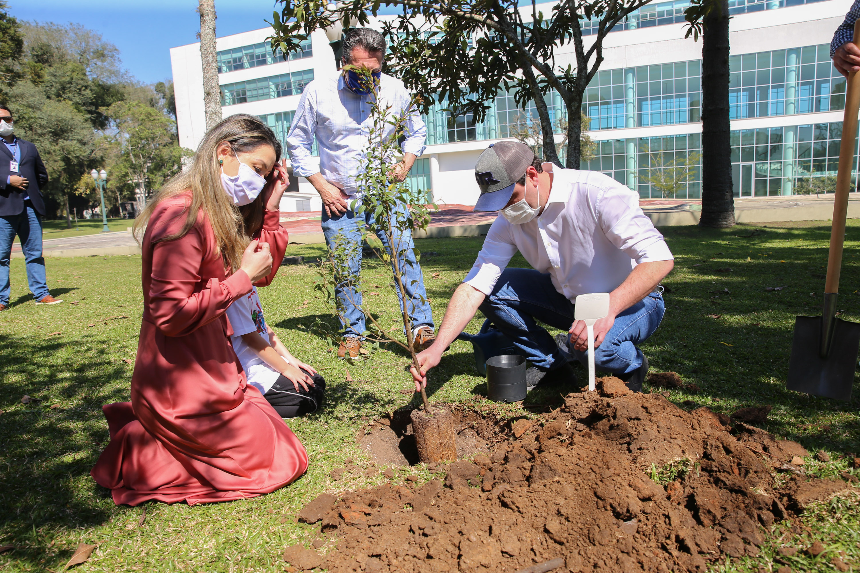 O Governador Carlos Massa Ratinho Junior participa nesta sexta-feira (28), da campanha Floresce Paraná, em comemoração ao Dia Nacional do Voluntariado. A ação é liderada pela primeira-dama do Estado e presidente do Conselho de Ação Solidária, Luciana Saito Massa. Acompanhados do secretário do Desenvolvimento Sustentável e do Turismo, Marcio Nunes. Curitiba, 28/08/2020. Foto: Geraldo Bubniak/AEN