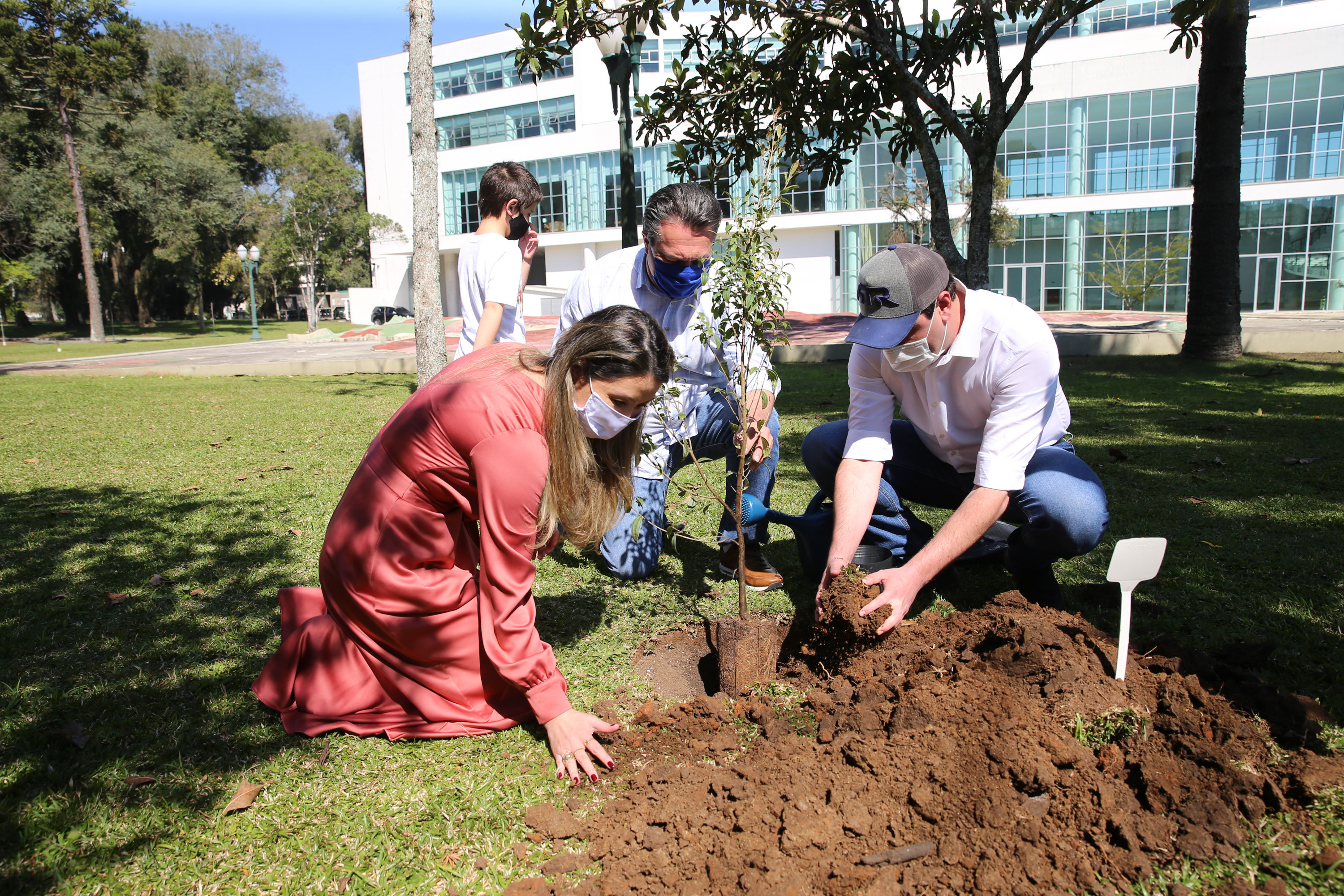 O Governador Carlos Massa Ratinho Junior participa nesta sexta-feira (28), da campanha Floresce Paraná, em comemoração ao Dia Nacional do Voluntariado. A ação é liderada pela primeira-dama do Estado e presidente do Conselho de Ação Solidária, Luciana Saito Massa. Acompanhados do secretário do Desenvolvimento Sustentável e do Turismo, Marcio Nunes. Curitiba, 28/08/2020. Foto: Geraldo Bubniak/AEN