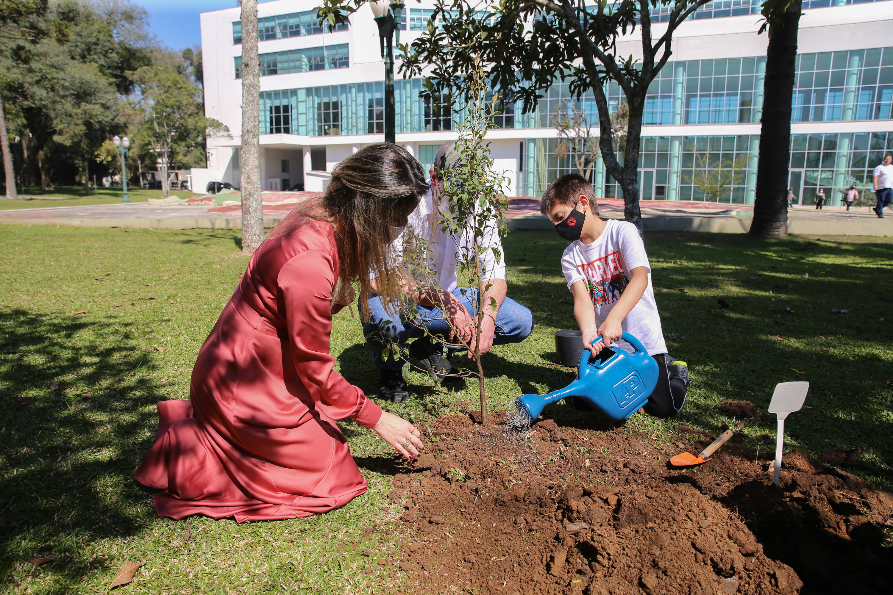 O Governador Carlos Massa Ratinho Junior participa nesta sexta-feira (28), da campanha Floresce Paraná, em comemoração ao Dia Nacional do Voluntariado. A ação é liderada pela primeira-dama do Estado e presidente do Conselho de Ação Solidária, Luciana Saito Massa. Acompanhados do secretário do Desenvolvimento Sustentável e do Turismo, Marcio Nunes. Curitiba, 28/08/2020. Foto: Geraldo Bubniak/AEN