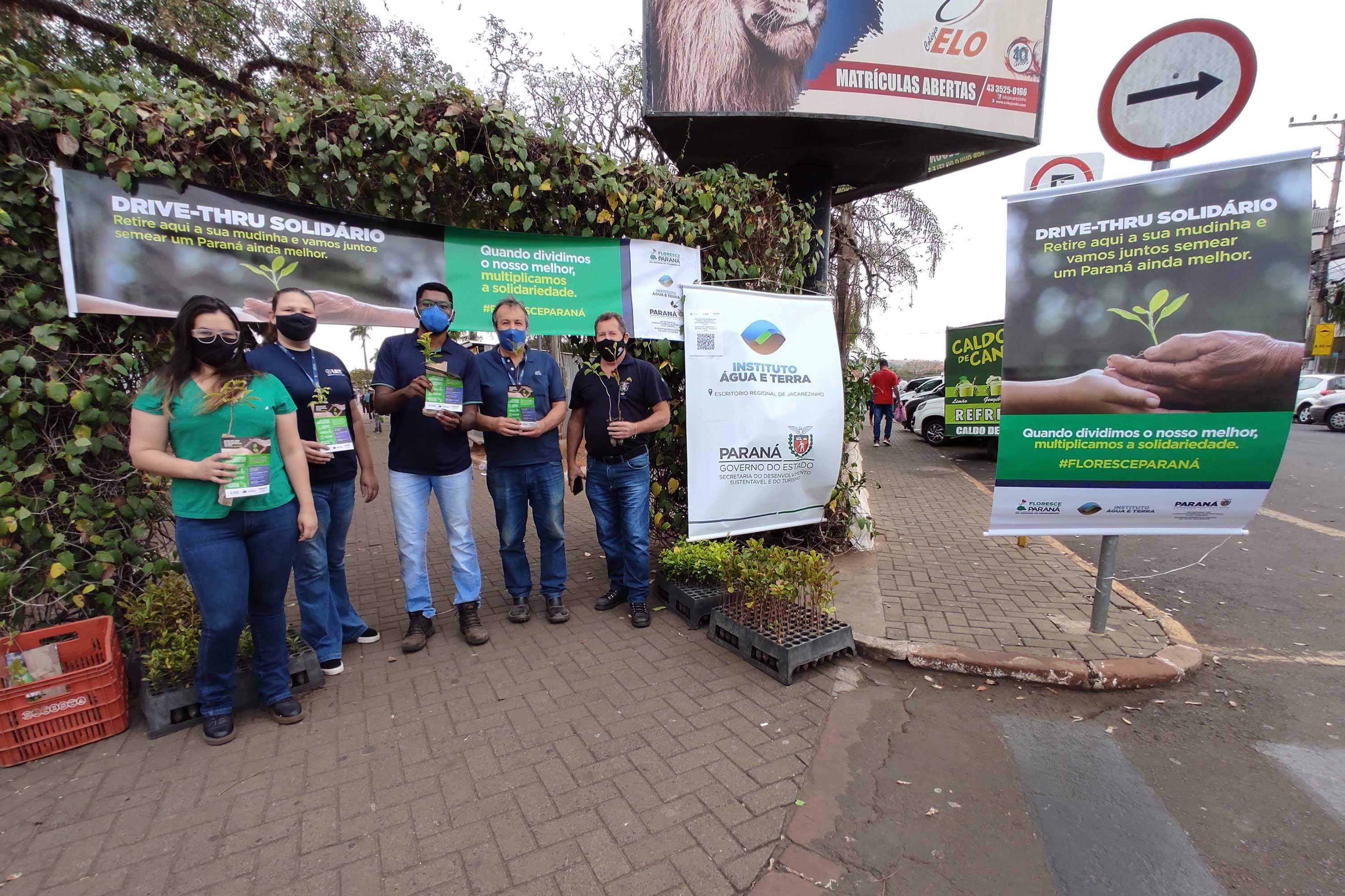 O Governador Carlos Massa Ratinho Junior participa nesta sexta-feira (28), da campanha Floresce Paraná, em comemoração ao Dia Nacional do Voluntariado. A ação é liderada pela primeira-dama do Estado e presidente do Conselho de Ação Solidária, Luciana Saito Massa. Acompanhados do secretário do Desenvolvimento Sustentável e do Turismo, Marcio Nunes. Curitiba, 28/08/2020. Foto: Geraldo Bubniak/AEN