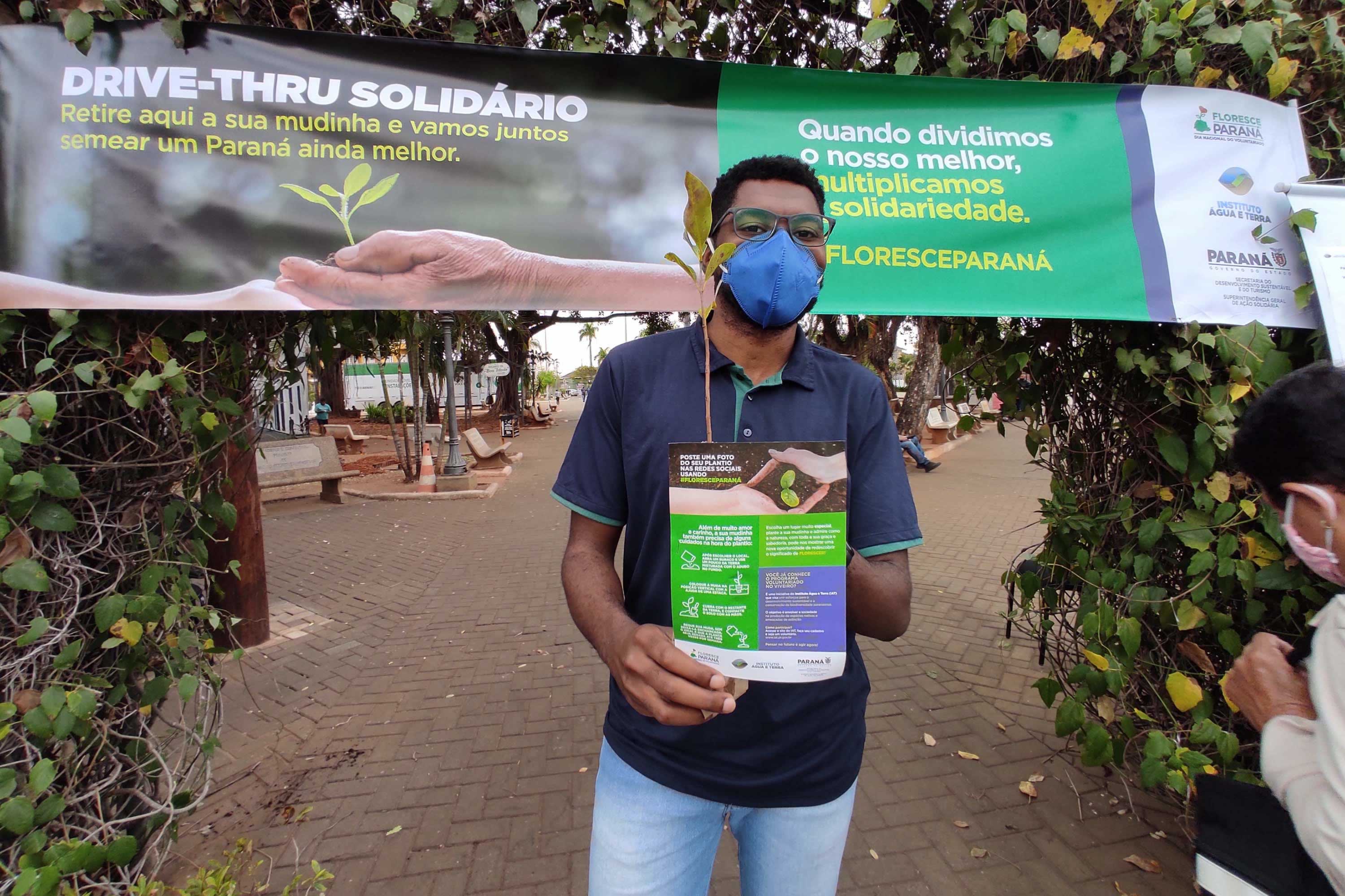 O Governador Carlos Massa Ratinho Junior participa nesta sexta-feira (28), da campanha Floresce Paraná, em comemoração ao Dia Nacional do Voluntariado. A ação é liderada pela primeira-dama do Estado e presidente do Conselho de Ação Solidária, Luciana Saito Massa. Acompanhados do secretário do Desenvolvimento Sustentável e do Turismo, Marcio Nunes. Curitiba, 28/08/2020. Foto: Geraldo Bubniak/AEN