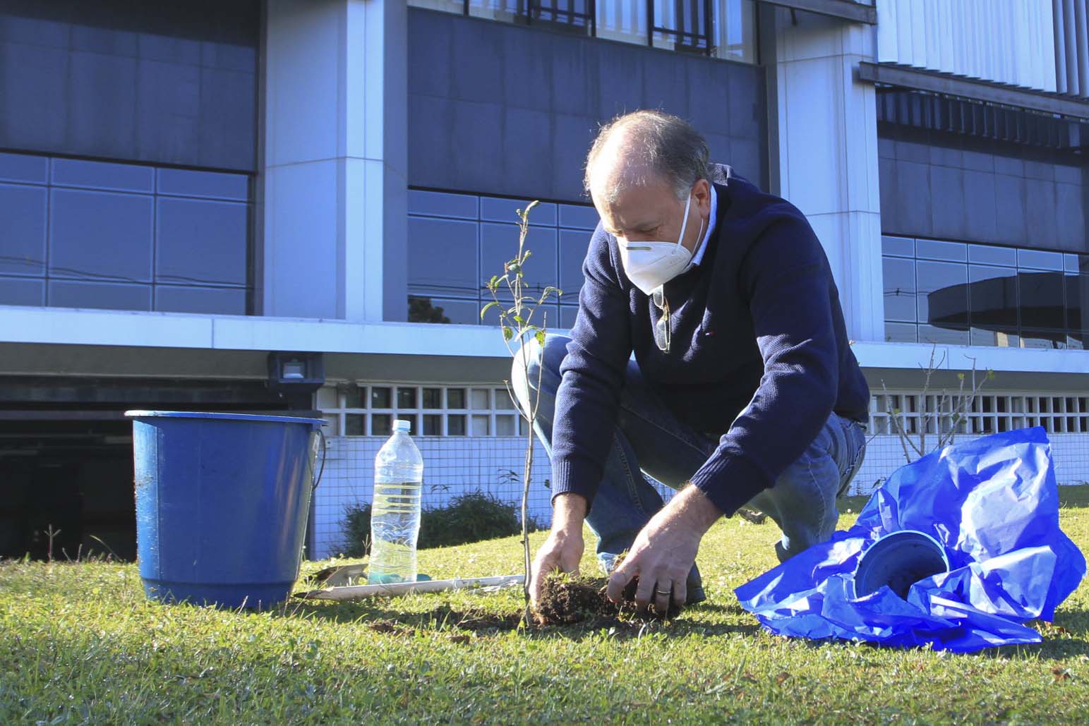 O Governador Carlos Massa Ratinho Junior participa nesta sexta-feira (28), da campanha Floresce Paraná, em comemoração ao Dia Nacional do Voluntariado. A ação é liderada pela primeira-dama do Estado e presidente do Conselho de Ação Solidária, Luciana Saito Massa. Acompanhados do secretário do Desenvolvimento Sustentável e do Turismo, Marcio Nunes. Curitiba, 28/08/2020. Foto: Geraldo Bubniak/AEN