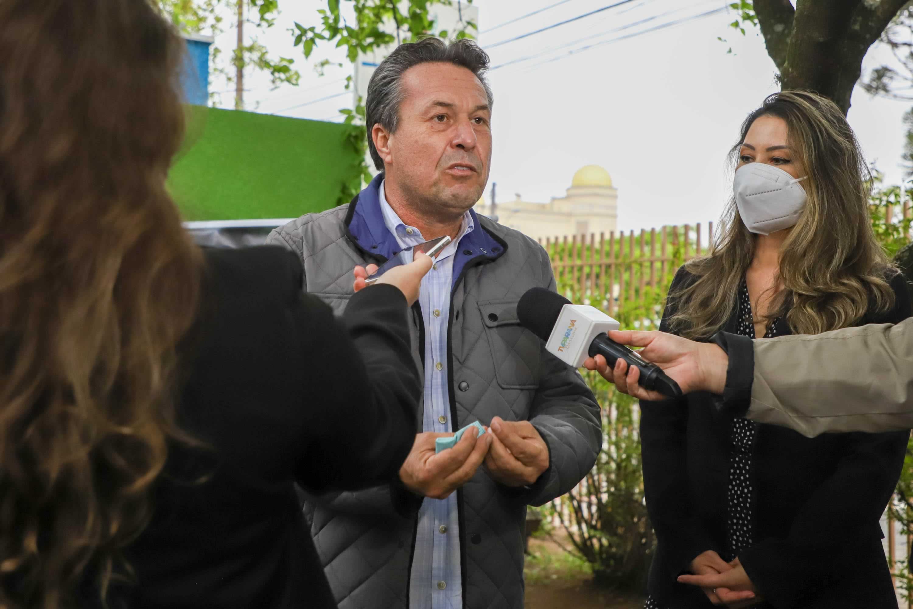 O Governador Carlos Massa Ratinho Junior participa nesta sexta-feira (28), da campanha Floresce Paraná, em comemoração ao Dia Nacional do Voluntariado. A ação é liderada pela primeira-dama do Estado e presidente do Conselho de Ação Solidária, Luciana Saito Massa. Acompanhados do secretário do Desenvolvimento Sustentável e do Turismo, Marcio Nunes. Curitiba, 28/08/2020. Foto: Geraldo Bubniak/AEN