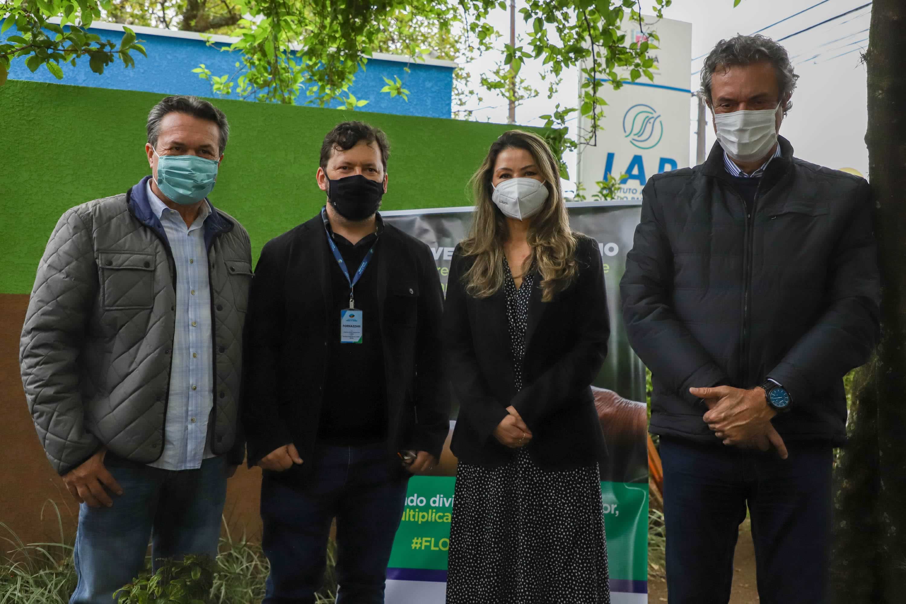 A primeira-dama Luciana Saito Massa, que preside o Conselho de Ação Solidária, e o secretário de Desenvolvimento Sustentável e do Turismo, Márcio Nunes, participam da distribuição de mudas da campanha Floresce Paraná.F oto: Valdelino Pontes