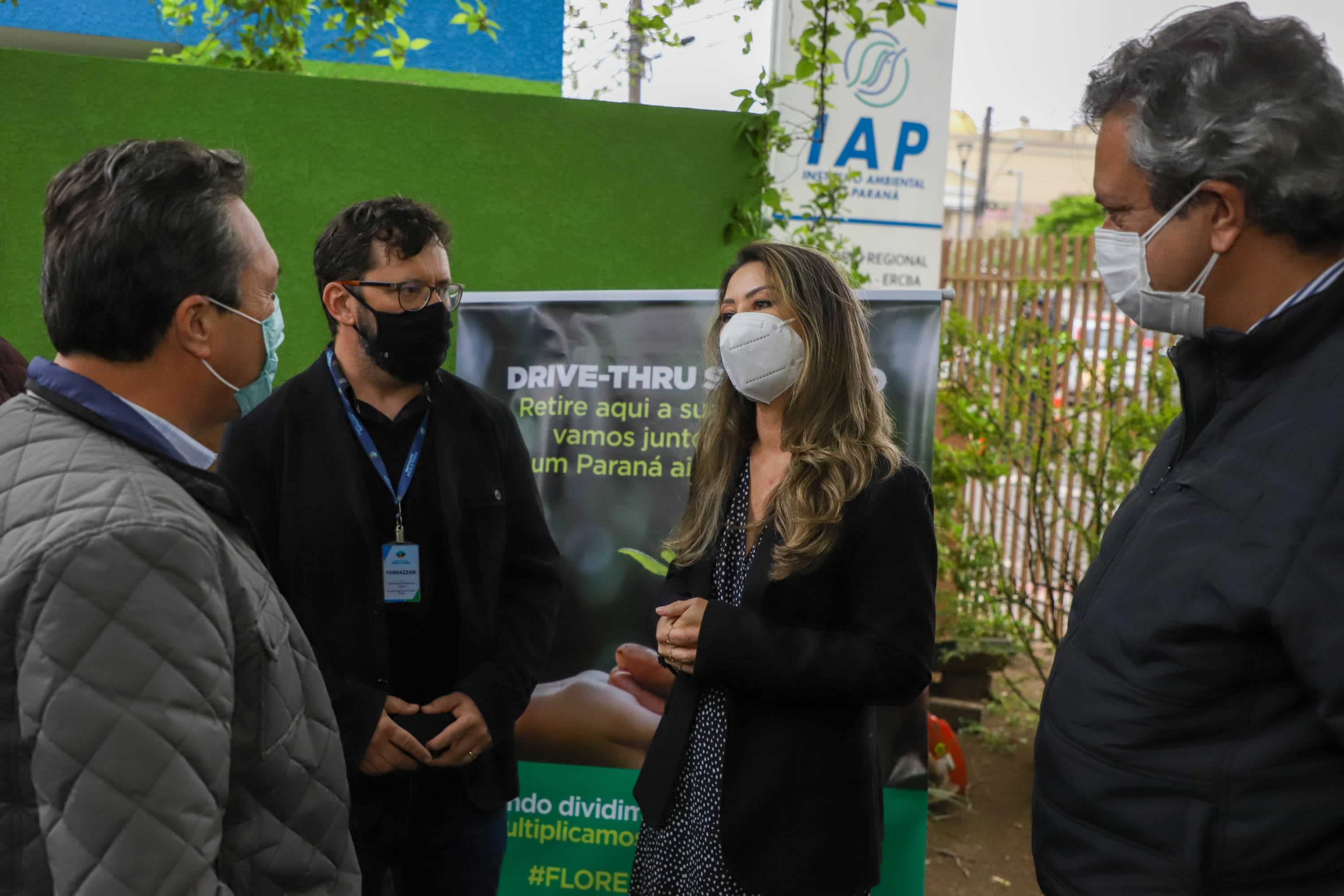 A primeira-dama Luciana Saito Massa, que preside o Conselho de Ação Solidária, e o secretário de Desenvolvimento Sustentável e do Turismo, Márcio Nunes, participam da distribuição de mudas da campanha Floresce Paraná.F oto: Valdelino Pontes