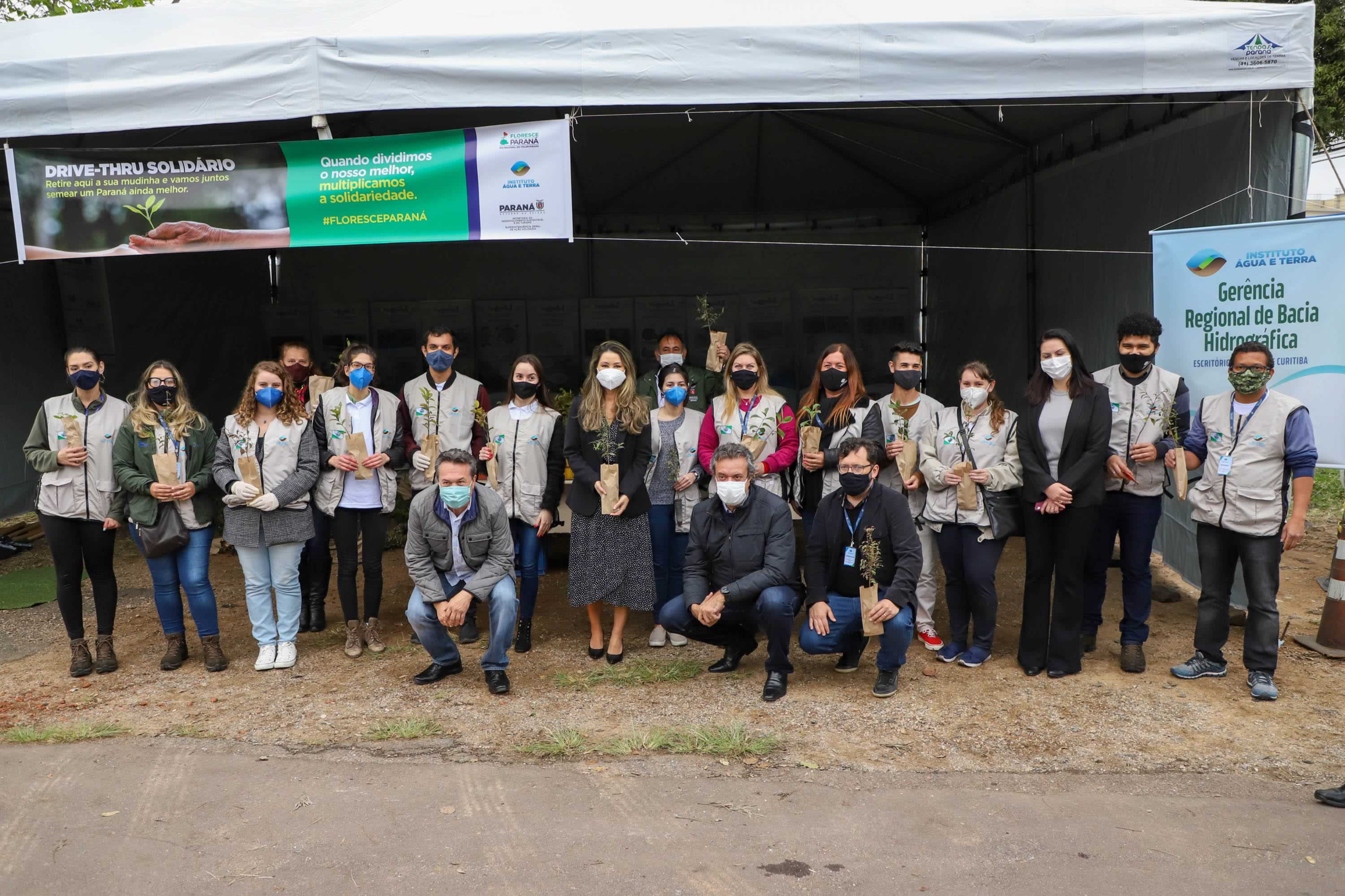 O Governador Carlos Massa Ratinho Junior participa nesta sexta-feira (28), da campanha Floresce Paraná, em comemoração ao Dia Nacional do Voluntariado. A ação é liderada pela primeira-dama do Estado e presidente do Conselho de Ação Solidária, Luciana Saito Massa. Acompanhados do secretário do Desenvolvimento Sustentável e do Turismo, Marcio Nunes. Curitiba, 28/08/2020. Foto: Geraldo Bubniak/AEN