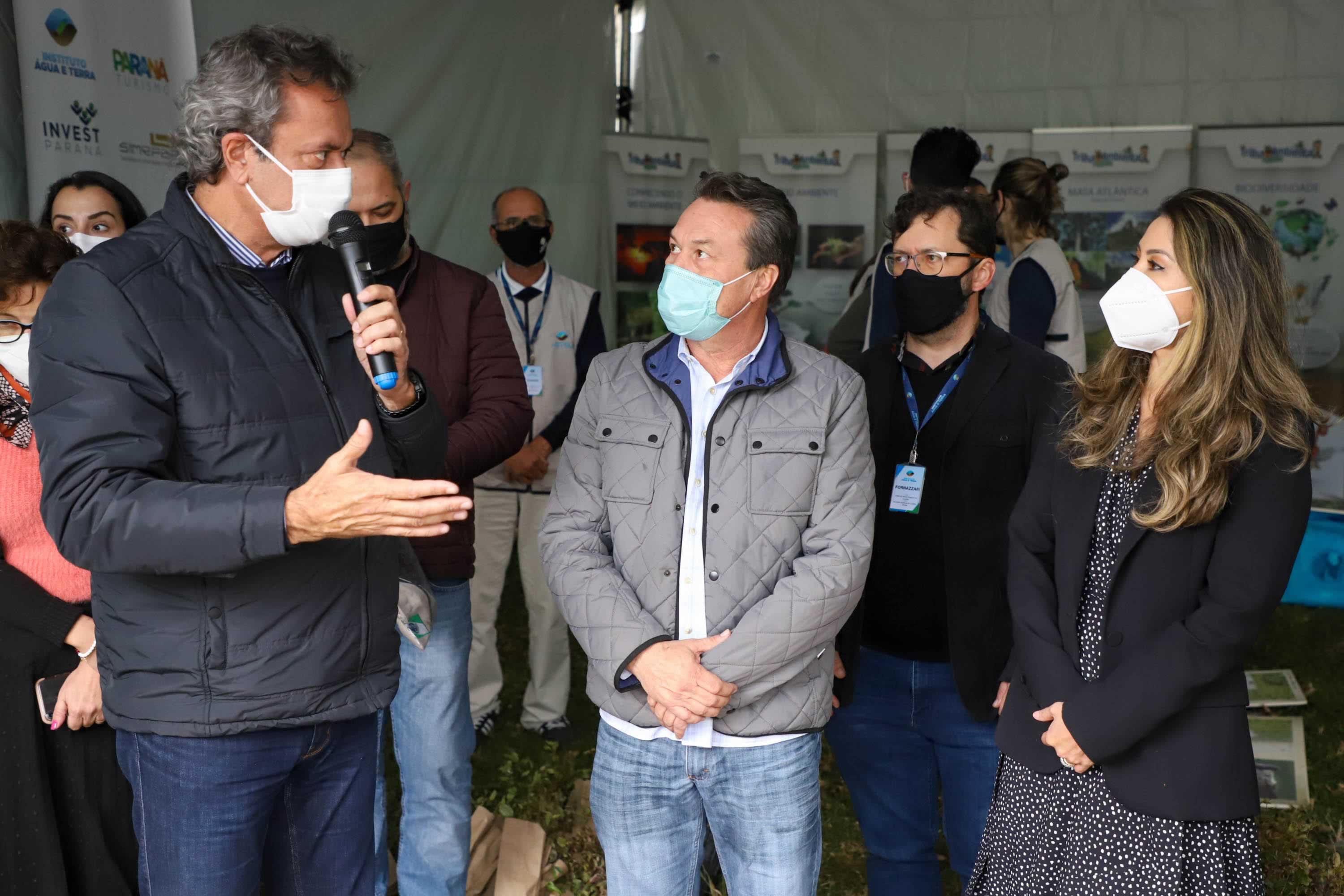 A primeira-dama Luciana Saito Massa, que preside o Conselho de Ação Solidária, e o secretário de Desenvolvimento Sustentável e do Turismo, Márcio Nunes, participam da distribuição de mudas da campanha Floresce Paraná.F oto: Valdelino Pontes