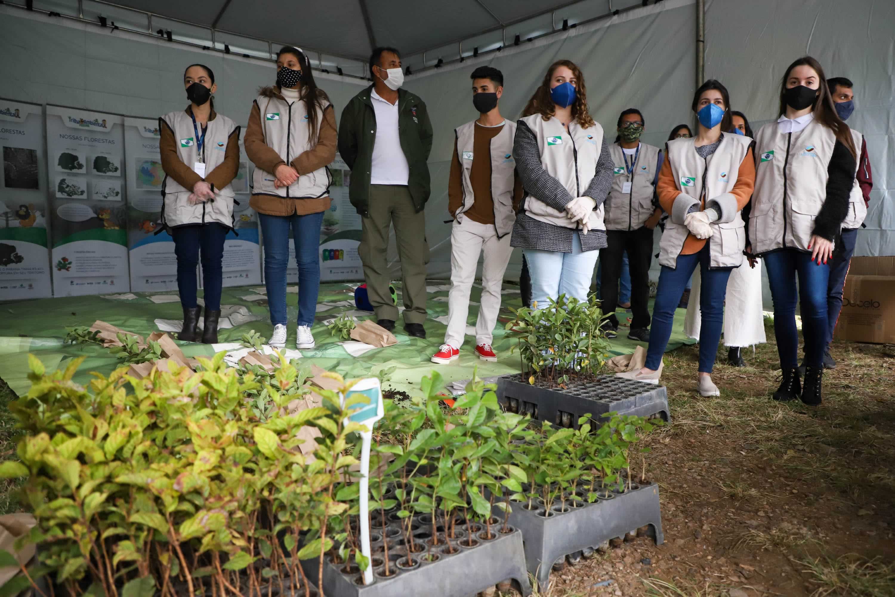 O Governador Carlos Massa Ratinho Junior participa nesta sexta-feira (28), da campanha Floresce Paraná, em comemoração ao Dia Nacional do Voluntariado. A ação é liderada pela primeira-dama do Estado e presidente do Conselho de Ação Solidária, Luciana Saito Massa. Acompanhados do secretário do Desenvolvimento Sustentável e do Turismo, Marcio Nunes. Curitiba, 28/08/2020. Foto: Geraldo Bubniak/AEN