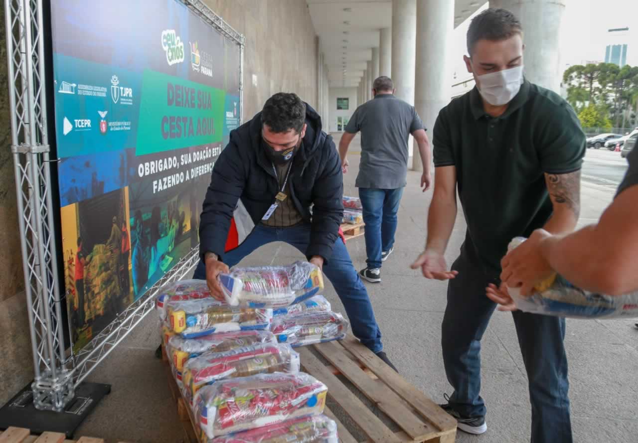 A edição 2021 da campanha Cesta Solidária Paraná, encerrada na terça-feira (06), conseguiu arrecadar mais de 200 toneladas de alimentos. Foto Gilson abreu/AEN
