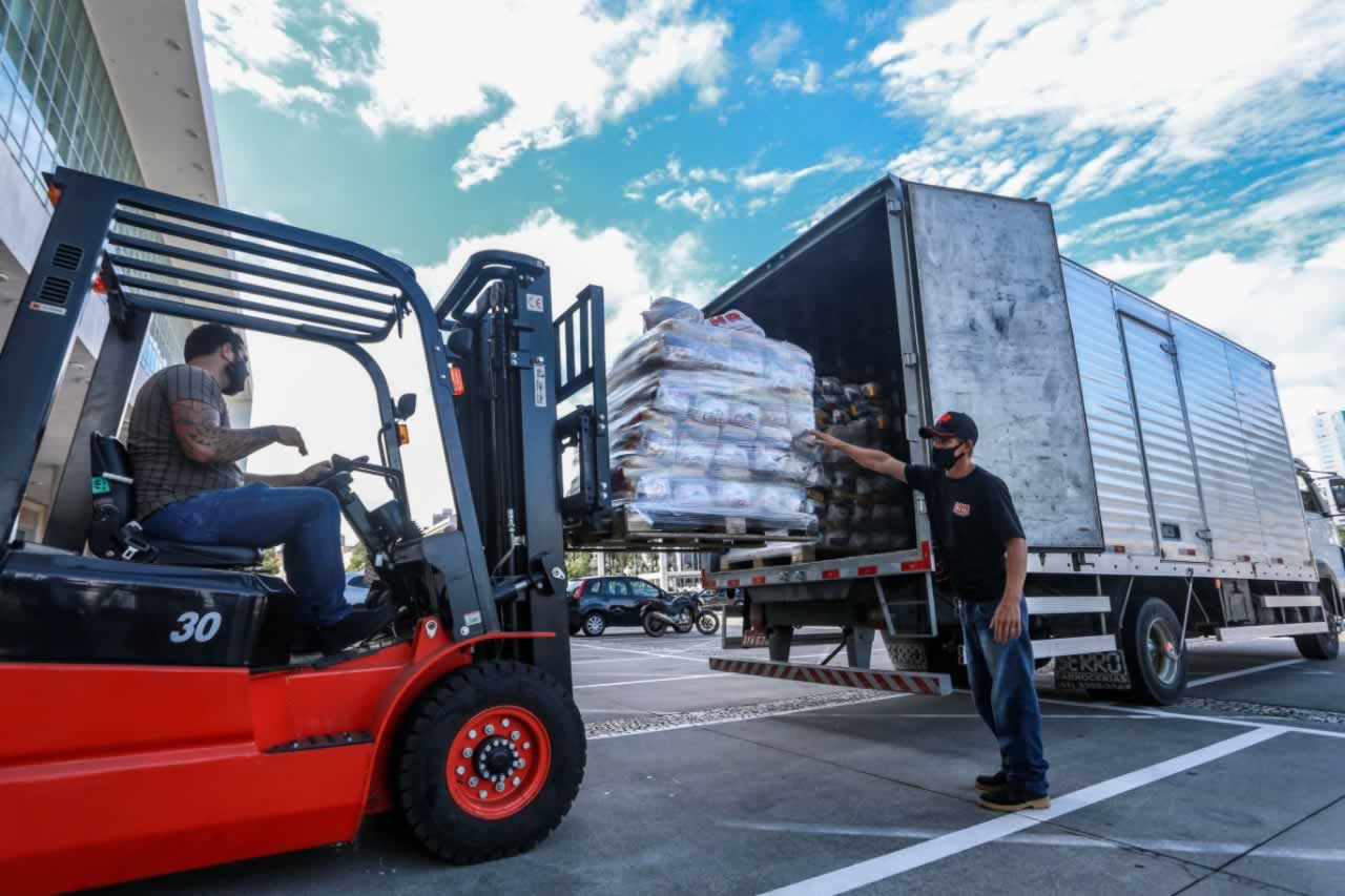 A edição 2021 da campanha Cesta Solidária Paraná, encerrada na terça-feira (06), conseguiu arrecadar mais de 200 toneladas de alimentos. Foto Gilson abreu/AEN