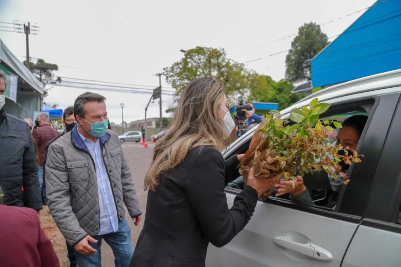 O Governador Carlos Massa Ratinho Junior participa nesta sexta-feira (28), da campanha Floresce Paraná, em comemoração ao Dia Nacional do Voluntariado. A ação é liderada pela primeira-dama do Estado e presidente do Conselho de Ação Solidária, Luciana Saito Massa. Acompanhados do secretário do Desenvolvimento Sustentável e do Turismo, Marcio Nunes. Curitiba, 28/08/2020. Foto: Geraldo Bubniak/AEN