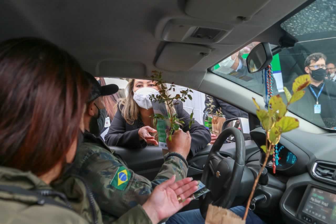 O Governador Carlos Massa Ratinho Junior participa nesta sexta-feira (28), da campanha Floresce Paraná, em comemoração ao Dia Nacional do Voluntariado. A ação é liderada pela primeira-dama do Estado e presidente do Conselho de Ação Solidária, Luciana Saito Massa. Acompanhados do secretário do Desenvolvimento Sustentável e do Turismo, Marcio Nunes. Curitiba, 28/08/2020. Foto: Geraldo Bubniak/AEN