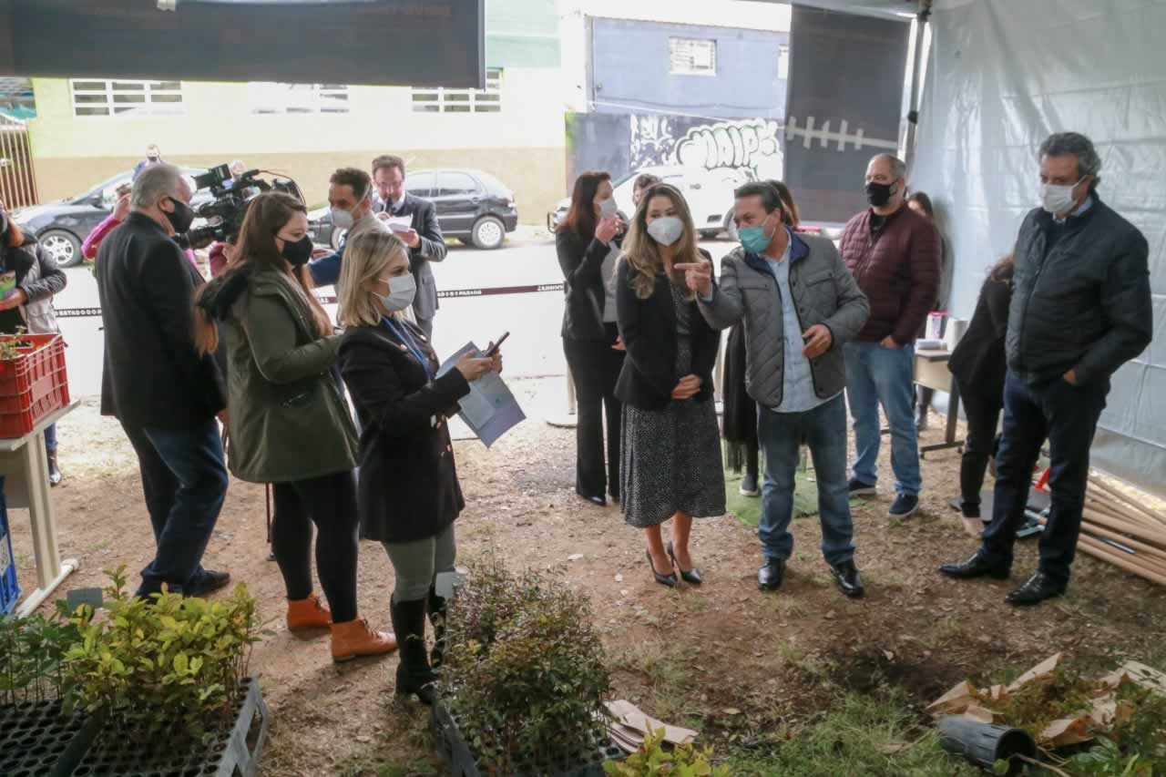 O Governador Carlos Massa Ratinho Junior participa nesta sexta-feira (28), da campanha Floresce Paraná, em comemoração ao Dia Nacional do Voluntariado. A ação é liderada pela primeira-dama do Estado e presidente do Conselho de Ação Solidária, Luciana Saito Massa. Acompanhados do secretário do Desenvolvimento Sustentável e do Turismo, Marcio Nunes. Curitiba, 28/08/2020. Foto: Geraldo Bubniak/AEN