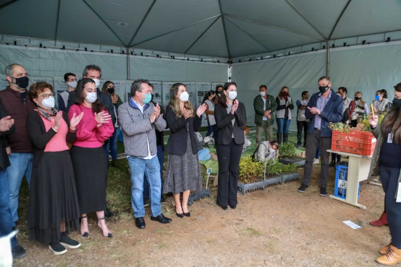O Governador Carlos Massa Ratinho Junior participa nesta sexta-feira (28), da campanha Floresce Paraná, em comemoração ao Dia Nacional do Voluntariado. A ação é liderada pela primeira-dama do Estado e presidente do Conselho de Ação Solidária, Luciana Saito Massa. Acompanhados do secretário do Desenvolvimento Sustentável e do Turismo, Marcio Nunes. Curitiba, 28/08/2020. Foto: Geraldo Bubniak/AEN
