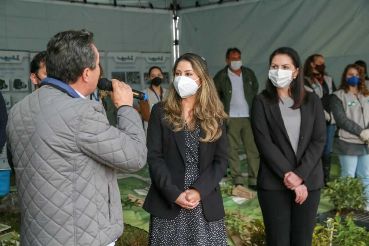 O Governador Carlos Massa Ratinho Junior participa nesta sexta-feira (28), da campanha Floresce Paraná, em comemoração ao Dia Nacional do Voluntariado. A ação é liderada pela primeira-dama do Estado e presidente do Conselho de Ação Solidária, Luciana Saito Massa. Acompanhados do secretário do Desenvolvimento Sustentável e do Turismo, Marcio Nunes. Curitiba, 28/08/2020. Foto: Geraldo Bubniak/AEN