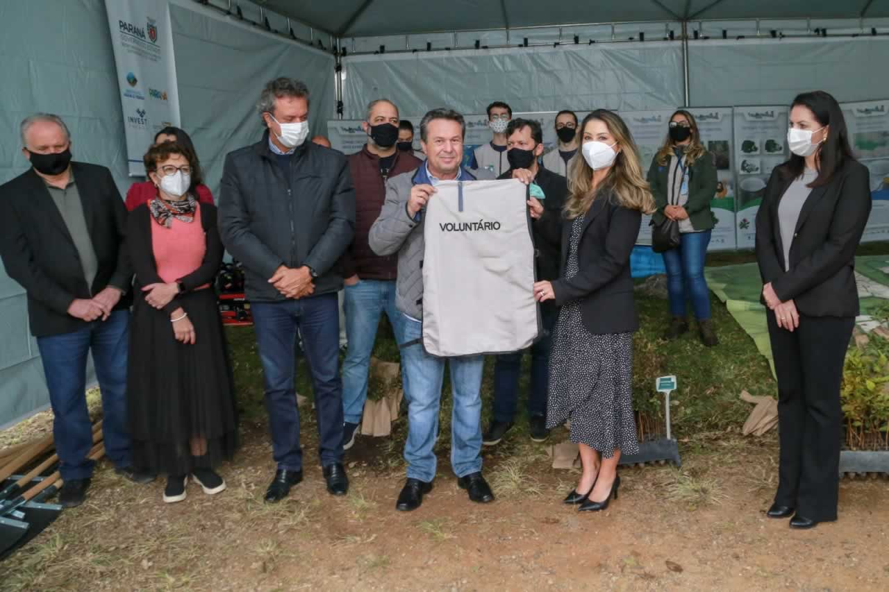 O Governador Carlos Massa Ratinho Junior participa nesta sexta-feira (28), da campanha Floresce Paraná, em comemoração ao Dia Nacional do Voluntariado. A ação é liderada pela primeira-dama do Estado e presidente do Conselho de Ação Solidária, Luciana Saito Massa. Acompanhados do secretário do Desenvolvimento Sustentável e do Turismo, Marcio Nunes. Curitiba, 28/08/2020. Foto: Geraldo Bubniak/AEN