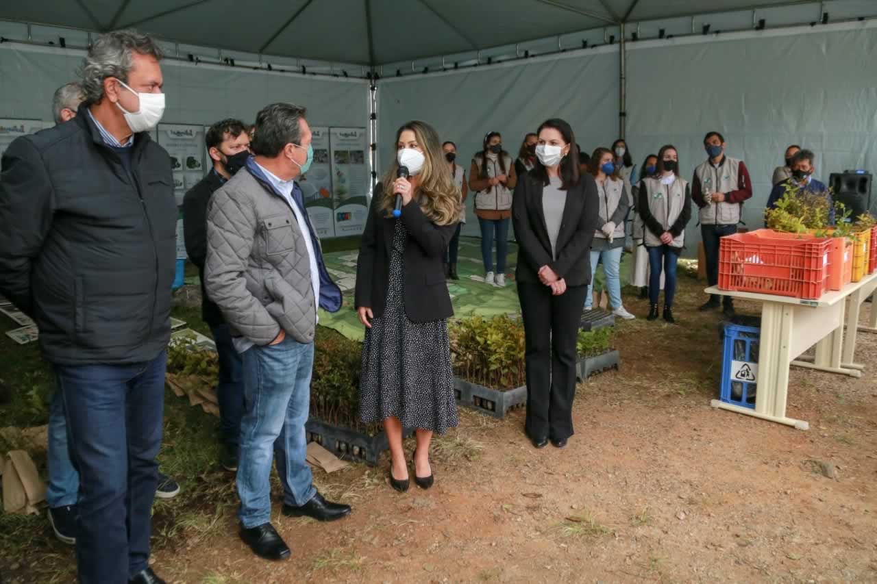 O Governador Carlos Massa Ratinho Junior participa nesta sexta-feira (28), da campanha Floresce Paraná, em comemoração ao Dia Nacional do Voluntariado. A ação é liderada pela primeira-dama do Estado e presidente do Conselho de Ação Solidária, Luciana Saito Massa. Acompanhados do secretário do Desenvolvimento Sustentável e do Turismo, Marcio Nunes. Curitiba, 28/08/2020. Foto: Geraldo Bubniak/AEN