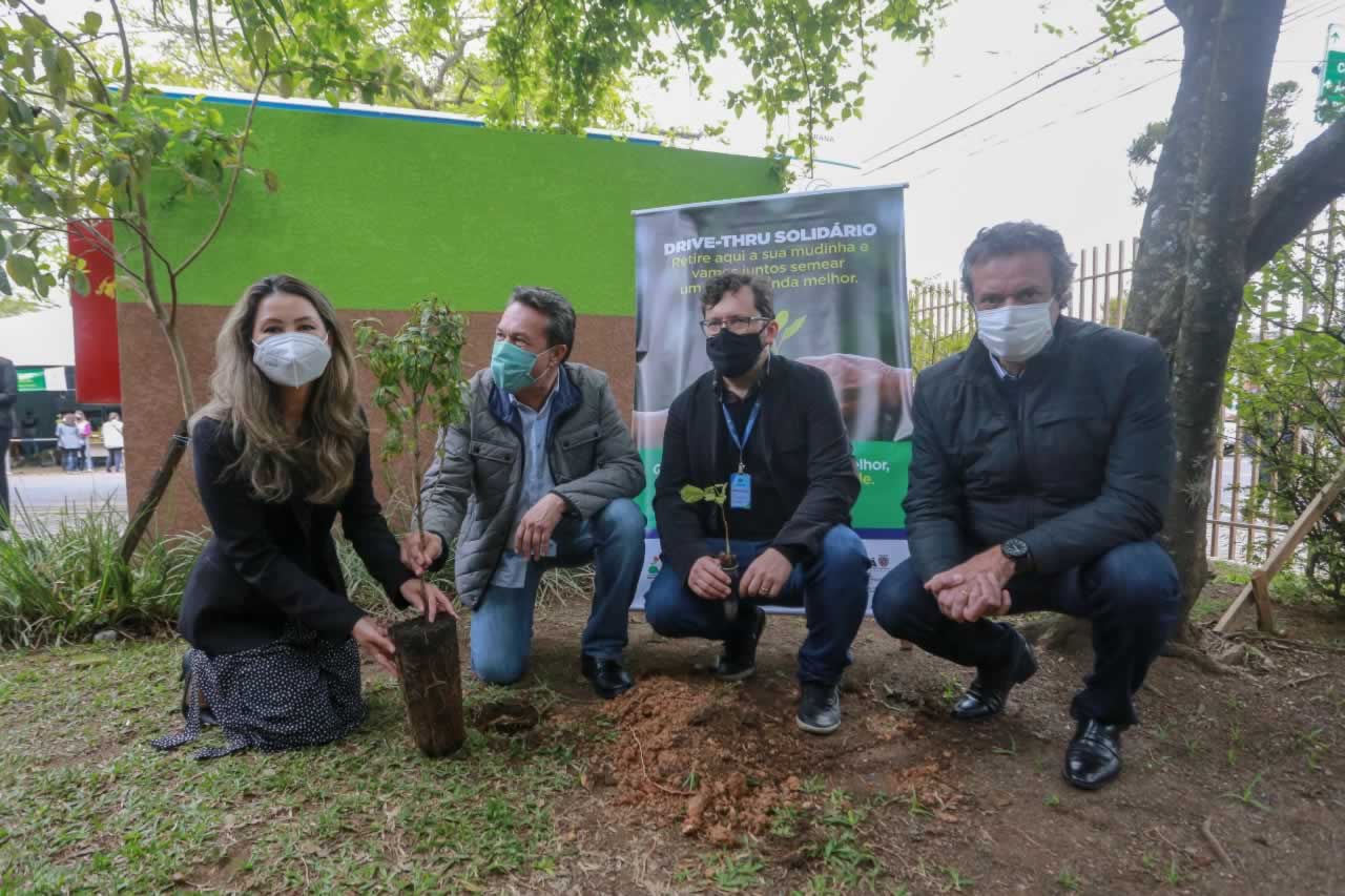 O Governador Carlos Massa Ratinho Junior participa nesta sexta-feira (28), da campanha Floresce Paraná, em comemoração ao Dia Nacional do Voluntariado. A ação é liderada pela primeira-dama do Estado e presidente do Conselho de Ação Solidária, Luciana Saito Massa. Acompanhados do secretário do Desenvolvimento Sustentável e do Turismo, Marcio Nunes. Curitiba, 28/08/2020. Foto: Geraldo Bubniak/AEN