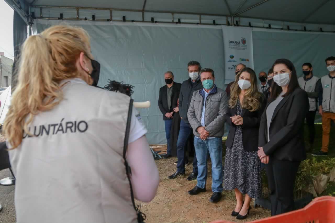 A primeira-dama Luciana Saito Massa, que preside o Conselho de Ação Solidária, e o secretário de Desenvolvimento Sustentável e do Turismo, Márcio Nunes, participam da distribuição de mudas da campanha Floresce Paraná.F oto: Valdelino Pontes