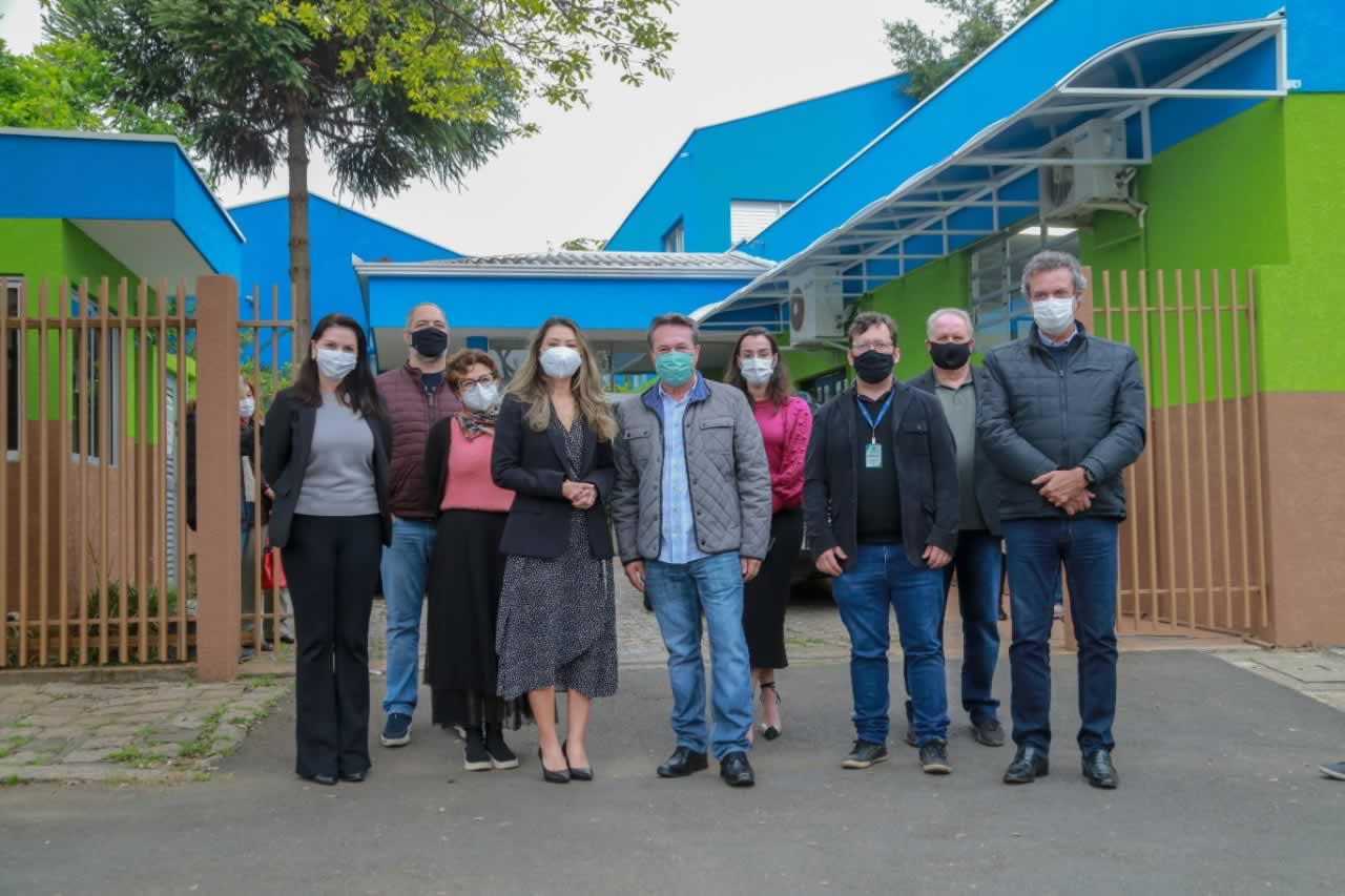 O Governador Carlos Massa Ratinho Junior participa nesta sexta-feira (28), da campanha Floresce Paraná, em comemoração ao Dia Nacional do Voluntariado. A ação é liderada pela primeira-dama do Estado e presidente do Conselho de Ação Solidária, Luciana Saito Massa. Acompanhados do secretário do Desenvolvimento Sustentável e do Turismo, Marcio Nunes. Curitiba, 28/08/2020. Foto: Geraldo Bubniak/AEN