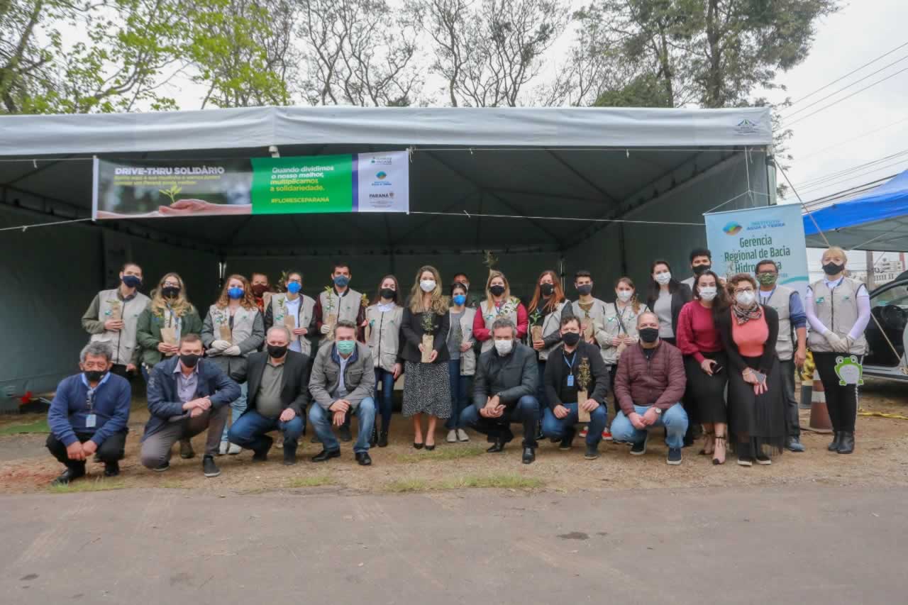 O Governador Carlos Massa Ratinho Junior participa nesta sexta-feira (28), da campanha Floresce Paraná, em comemoração ao Dia Nacional do Voluntariado. A ação é liderada pela primeira-dama do Estado e presidente do Conselho de Ação Solidária, Luciana Saito Massa. Acompanhados do secretário do Desenvolvimento Sustentável e do Turismo, Marcio Nunes. Curitiba, 28/08/2020. Foto: Geraldo Bubniak/AEN
