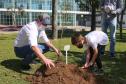 O Governador Carlos Massa Ratinho Junior participa nesta sexta-feira (28), da campanha Floresce Paraná, em comemoração ao Dia Nacional do Voluntariado. A ação é liderada pela primeira-dama do Estado e presidente do Conselho de Ação Solidária, Luciana Saito Massa. Acompanhados do secretário do Desenvolvimento Sustentável e do Turismo, Marcio Nunes. Curitiba, 28/08/2020. Foto: Geraldo Bubniak/AEN