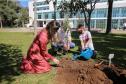 O Governador Carlos Massa Ratinho Junior participa nesta sexta-feira (28), da campanha Floresce Paraná, em comemoração ao Dia Nacional do Voluntariado. A ação é liderada pela primeira-dama do Estado e presidente do Conselho de Ação Solidária, Luciana Saito Massa. Acompanhados do secretário do Desenvolvimento Sustentável e do Turismo, Marcio Nunes. Curitiba, 28/08/2020. Foto: Geraldo Bubniak/AEN