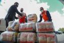A edição 2021 da campanha Cesta Solidária Paraná, encerrada na terça-feira (06), conseguiu arrecadar mais de 200 toneladas de alimentos. Foto Gilson abreu/AEN