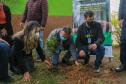 O Governador Carlos Massa Ratinho Junior participa nesta sexta-feira (28), da campanha Floresce Paraná, em comemoração ao Dia Nacional do Voluntariado. A ação é liderada pela primeira-dama do Estado e presidente do Conselho de Ação Solidária, Luciana Saito Massa. Acompanhados do secretário do Desenvolvimento Sustentável e do Turismo, Marcio Nunes. Curitiba, 28/08/2020. Foto: Geraldo Bubniak/AEN