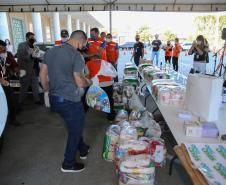 Entrega de cesta básica no drive-thru montado em Curitiba (Palácio Iguaçu). O projeto CESTA SOLIDÁRIA PARANÁ tem como objetivo principal mobilizar os funcionários do Estado do Paraná a participarem voluntariamente de uma ação de doação de cestas básicas. Curitiba - 18/05/2020 - Foto: Geraldo Bubniak/AEN