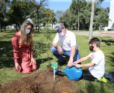 O Governador Carlos Massa Ratinho Junior participa nesta sexta-feira (28), da campanha Floresce Paraná, em comemoração ao Dia Nacional do Voluntariado. A ação é liderada pela primeira-dama do Estado e presidente do Conselho de Ação Solidária, Luciana Saito Massa. Acompanhados do secretário do Desenvolvimento Sustentável e do Turismo, Marcio Nunes. Curitiba, 28/08/2020. Foto: Geraldo Bubniak/AEN