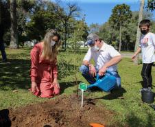 O Governador Carlos Massa Ratinho Junior participa nesta sexta-feira (28), da campanha Floresce Paraná, em comemoração ao Dia Nacional do Voluntariado. A ação é liderada pela primeira-dama do Estado e presidente do Conselho de Ação Solidária, Luciana Saito Massa. Acompanhados do secretário do Desenvolvimento Sustentável e do Turismo, Marcio Nunes. Curitiba, 28/08/2020. Foto: Geraldo Bubniak/AEN