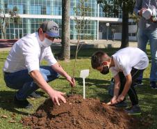 O Governador Carlos Massa Ratinho Junior participa nesta sexta-feira (28), da campanha Floresce Paraná, em comemoração ao Dia Nacional do Voluntariado. A ação é liderada pela primeira-dama do Estado e presidente do Conselho de Ação Solidária, Luciana Saito Massa. Acompanhados do secretário do Desenvolvimento Sustentável e do Turismo, Marcio Nunes. Curitiba, 28/08/2020. Foto: Geraldo Bubniak/AEN