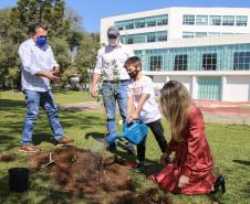 O Governador Carlos Massa Ratinho Junior participa nesta sexta-feira (28), da campanha Floresce Paraná, em comemoração ao Dia Nacional do Voluntariado. A ação é liderada pela primeira-dama do Estado e presidente do Conselho de Ação Solidária, Luciana Saito Massa. Acompanhados do secretário do Desenvolvimento Sustentável e do Turismo, Marcio Nunes. Curitiba, 28/08/2020. Foto: Geraldo Bubniak/AEN