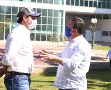 O Governador Carlos Massa Ratinho Junior participa nesta sexta-feira (28), da campanha Floresce Paraná, em comemoração ao Dia Nacional do Voluntariado. A ação é liderada pela primeira-dama do Estado e presidente do Conselho de Ação Solidária, Luciana Saito Massa. Acompanhados do secretário do Desenvolvimento Sustentável e do Turismo, Marcio Nunes. Curitiba, 28/08/2020. Foto: Geraldo Bubniak/AEN