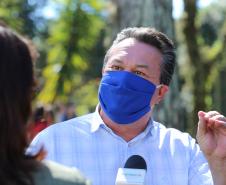 O Governador Carlos Massa Ratinho Junior participa nesta sexta-feira (28), da campanha Floresce Paraná, em comemoração ao Dia Nacional do Voluntariado. A ação é liderada pela primeira-dama do Estado e presidente do Conselho de Ação Solidária, Luciana Saito Massa. Acompanhados do secretário do Desenvolvimento Sustentável e do Turismo, Marcio Nunes. Curitiba, 28/08/2020. Foto: Geraldo Bubniak/AEN