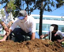 O Governador Carlos Massa Ratinho Junior participa nesta sexta-feira (28), da campanha Floresce Paraná, em comemoração ao Dia Nacional do Voluntariado. A ação é liderada pela primeira-dama do Estado e presidente do Conselho de Ação Solidária, Luciana Saito Massa. Acompanhados do secretário do Desenvolvimento Sustentável e do Turismo, Marcio Nunes. Curitiba, 28/08/2020. Foto: Geraldo Bubniak/AEN