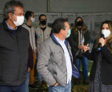 A primeira-dama Luciana Saito Massa, que preside o Conselho de Ação Solidária, e o secretário de Desenvolvimento Sustentável e do Turismo, Márcio Nunes, participam da distribuição de mudas da campanha Floresce Paraná.F oto: Valdelino Pontes