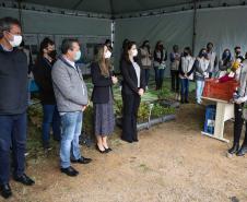 A primeira-dama Luciana Saito Massa, que preside o Conselho de Ação Solidária, e o secretário de Desenvolvimento Sustentável e do Turismo, Márcio Nunes, participam da distribuição de mudas da campanha Floresce Paraná.F oto: Valdelino Pontes