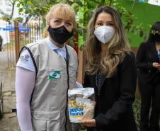 A primeira-dama Luciana Saito Massa, que preside o Conselho de Ação Solidária, e o secretário de Desenvolvimento Sustentável e do Turismo, Márcio Nunes, participam da distribuição de mudas da campanha Floresce Paraná.F oto: Valdelino Pontes