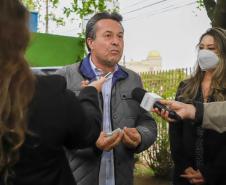 A primeira-dama Luciana Saito Massa, que preside o Conselho de Ação Solidária, e o secretário de Desenvolvimento Sustentável e do Turismo, Márcio Nunes, participam da distribuição de mudas da campanha Floresce Paraná.F oto: Valdelino Pontes