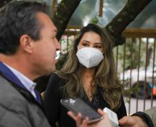 A primeira-dama Luciana Saito Massa, que preside o Conselho de Ação Solidária, e o secretário de Desenvolvimento Sustentável e do Turismo, Márcio Nunes, participam da distribuição de mudas da campanha Floresce Paraná.F oto: Valdelino Pontes