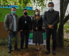 A primeira-dama Luciana Saito Massa, que preside o Conselho de Ação Solidária, e o secretário de Desenvolvimento Sustentável e do Turismo, Márcio Nunes, participam da distribuição de mudas da campanha Floresce Paraná.F oto: Valdelino Pontes