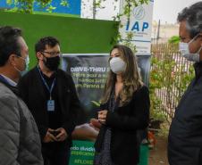 A primeira-dama Luciana Saito Massa, que preside o Conselho de Ação Solidária, e o secretário de Desenvolvimento Sustentável e do Turismo, Márcio Nunes, participam da distribuição de mudas da campanha Floresce Paraná.F oto: Valdelino Pontes
