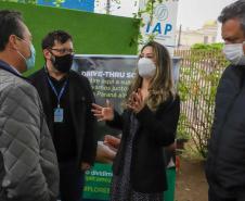 A primeira-dama Luciana Saito Massa, que preside o Conselho de Ação Solidária, e o secretário de Desenvolvimento Sustentável e do Turismo, Márcio Nunes, participam da distribuição de mudas da campanha Floresce Paraná.F oto: Valdelino Pontes